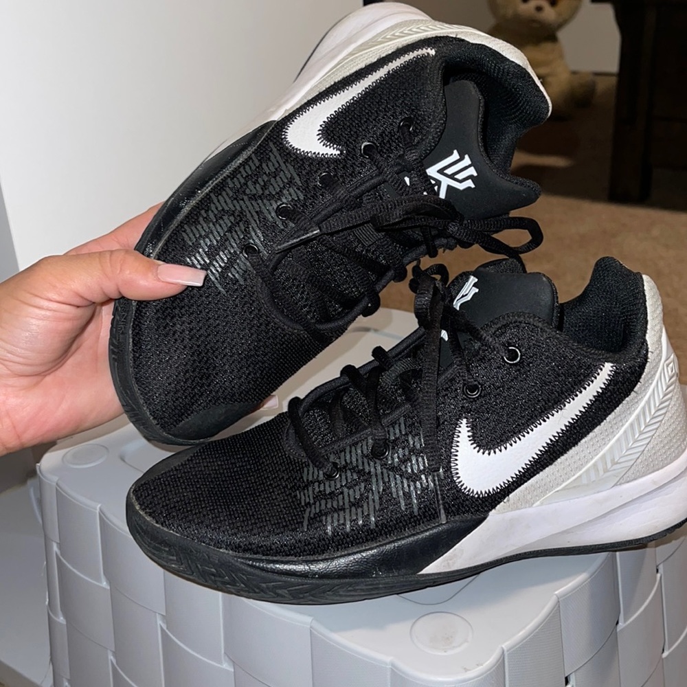 Kyrie basks shoes 5.5y NIKE